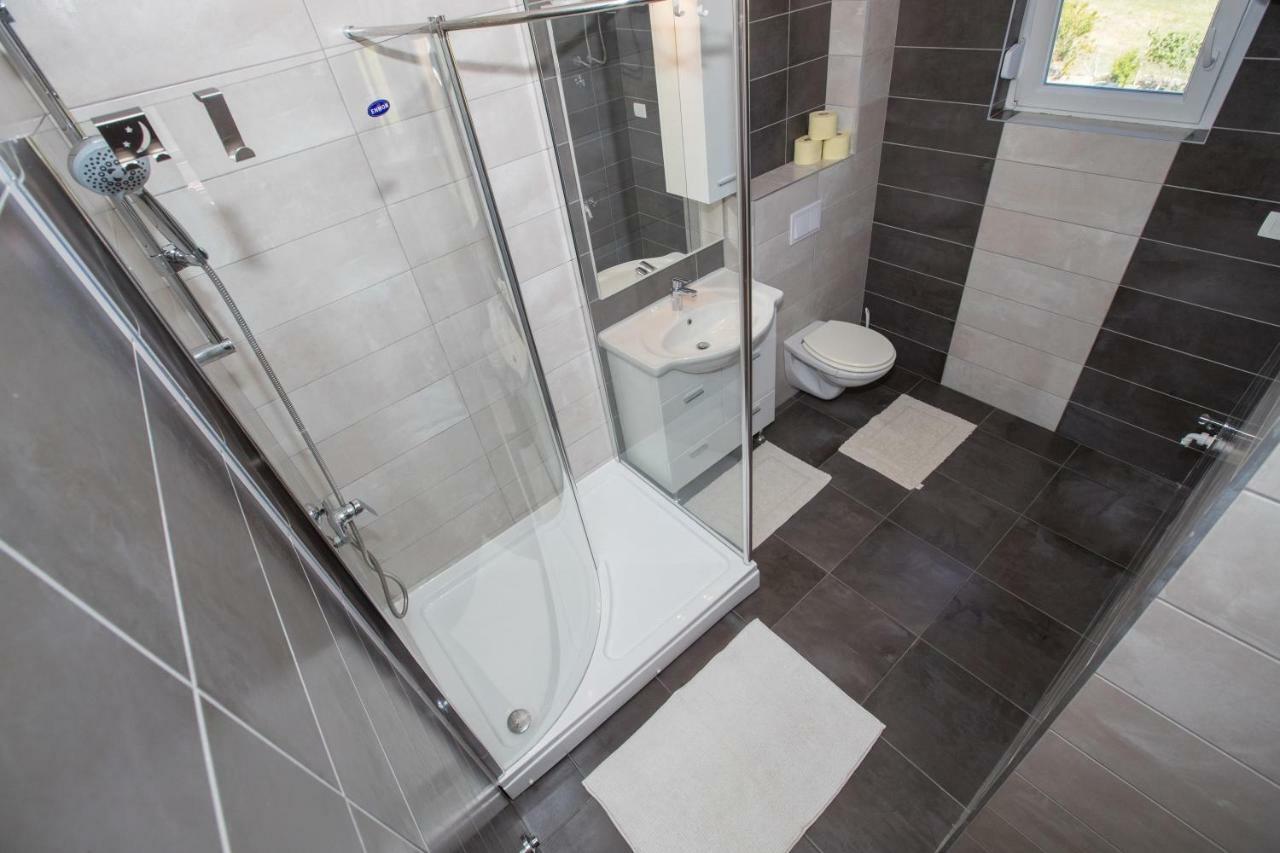 Apartments Petrusic Супетарска Драга Екстериор снимка